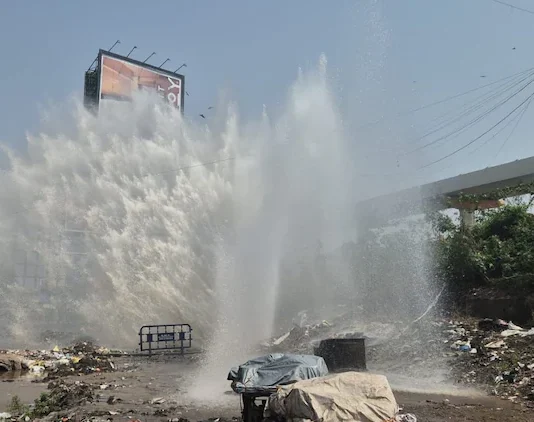24 inch Pipeline Burst in Bandra West near Highway. bandra