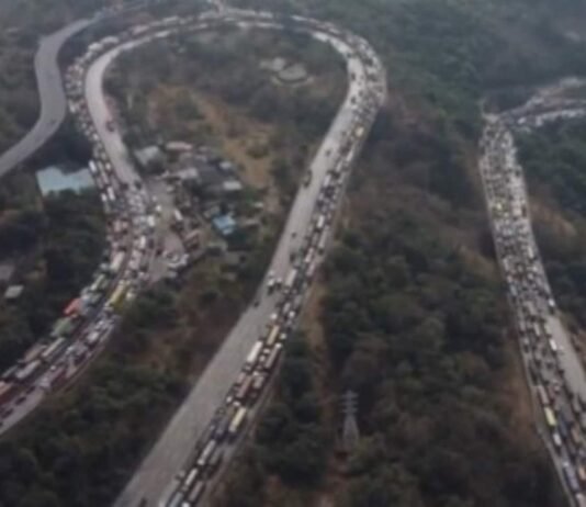 Mumbai–Pune Expressway Par Mahajam, 32 Ghante Tak Thami Raftar. pune