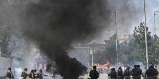 “Lahore High Court Chaos Amid Pakistan Protests Over Iran Strikes” pakistan