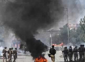 “Lahore High Court Chaos Amid Pakistan Protests Over Iran Strikes” pakistan