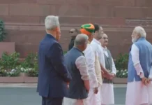 PM Modi and Rahul Gandhi Share Rare Candid Moment at Jyotiba Phule Tribute Event. aa20ehdz